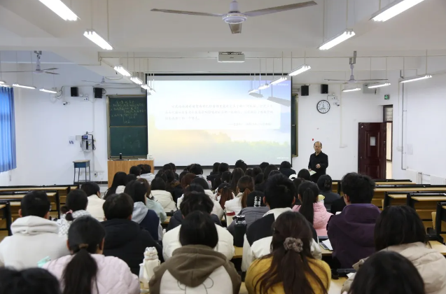 校党委书记刘畅走进课堂讲授专题思政课 勉励青年坚定理想信念书写青春华章