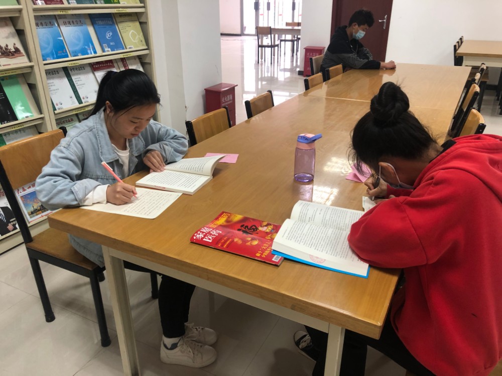 郑州卫生健康职业学院开展手抄红色经典书籍活动
