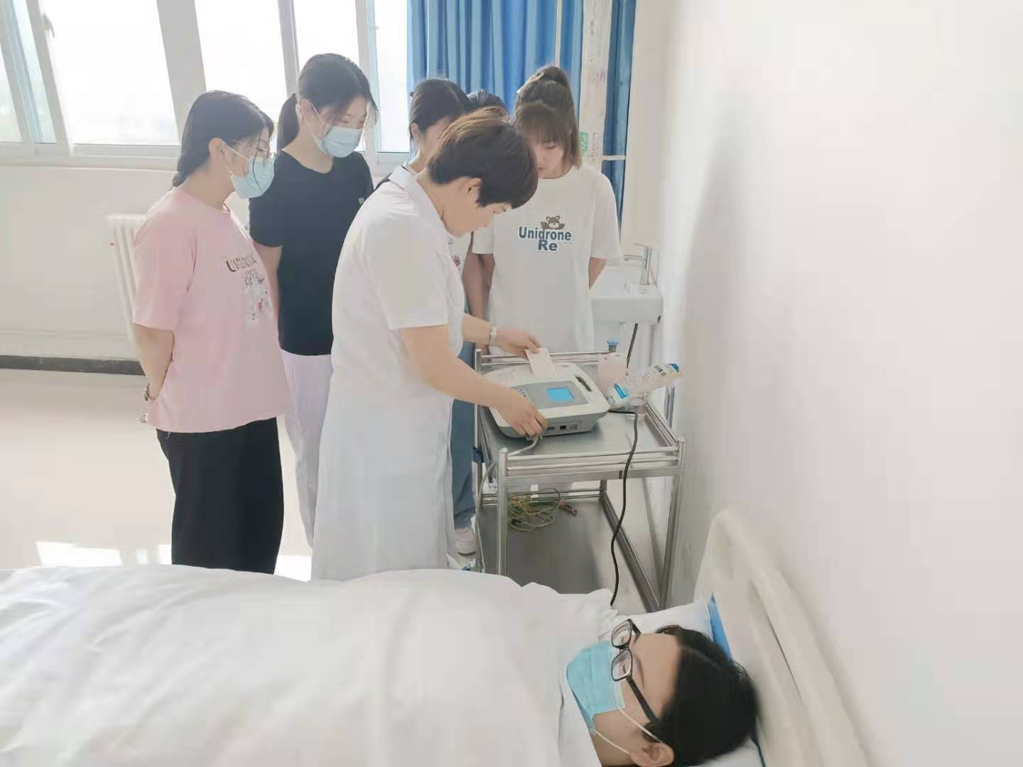 【我为群众办实事】护理系面向师生开展快速血糖检测和心电图描记