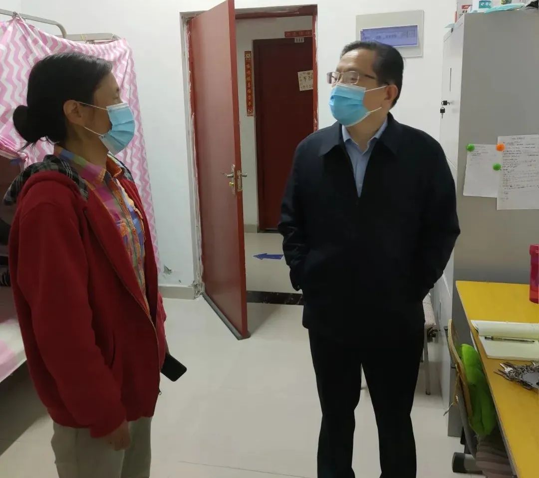 校长深入学生宿舍进行督导检查