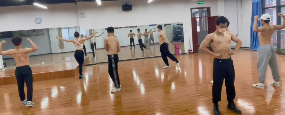 学生为展示健身成果练习.png 学生为展示健身成果练习.png
