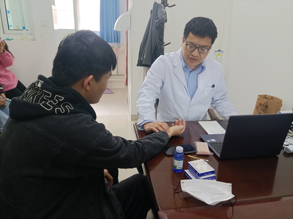 李主任为学生义诊.jpg 李主任为学生义诊.jpg