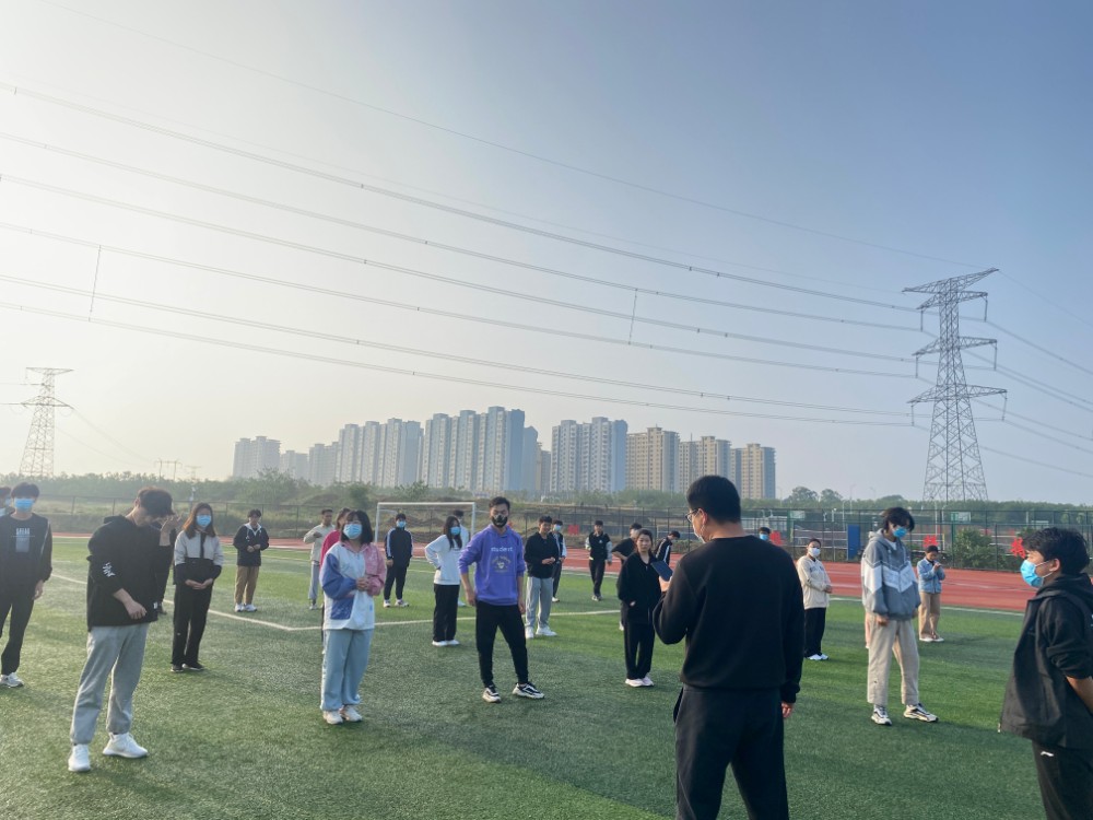 系主任做运动前动员.jpg