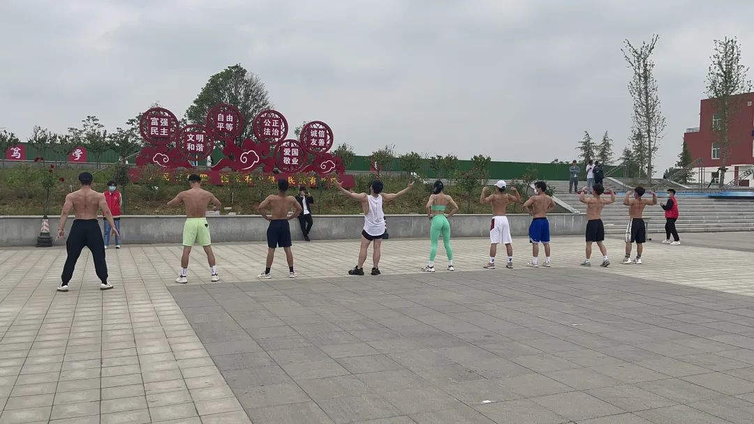 【河南省职业教育活动周】康复系运动训练专业学生纷纷亮相，展示健身健美效果