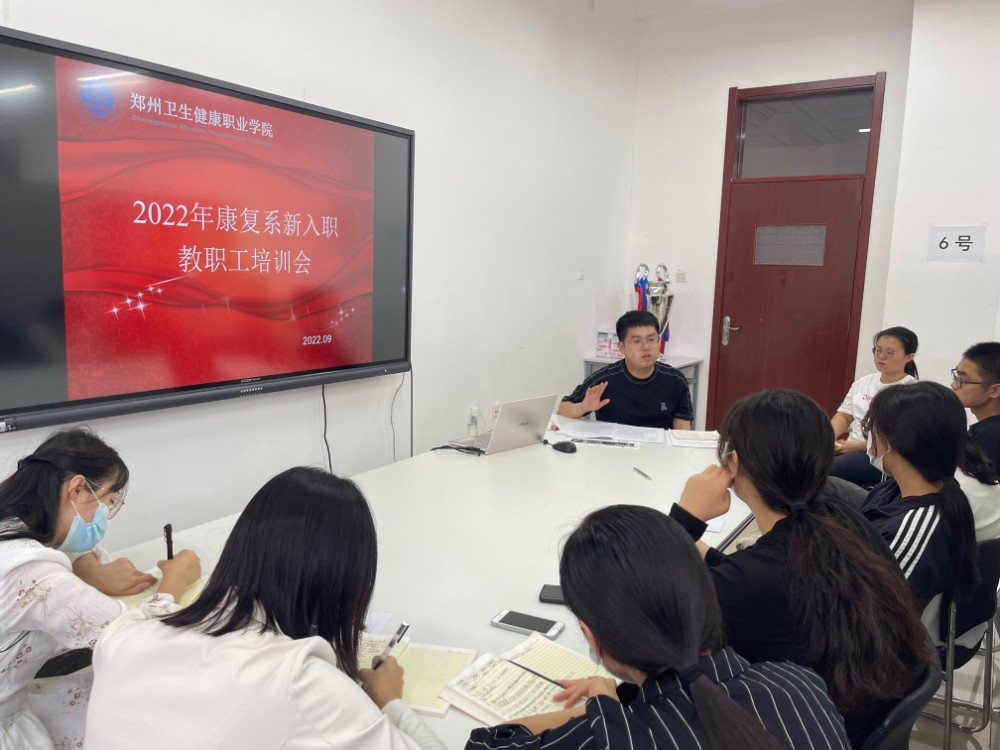崔宇炜老师讲解行政及学生工作.jpg