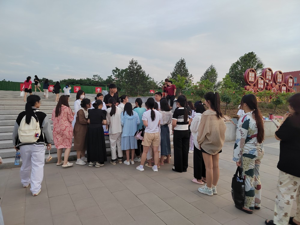 同学们有序排队领取香囊.jpg