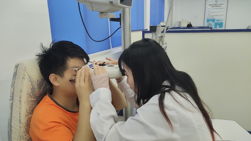 眼视光的同学用仪器观察眼睛情况 (2).jpg