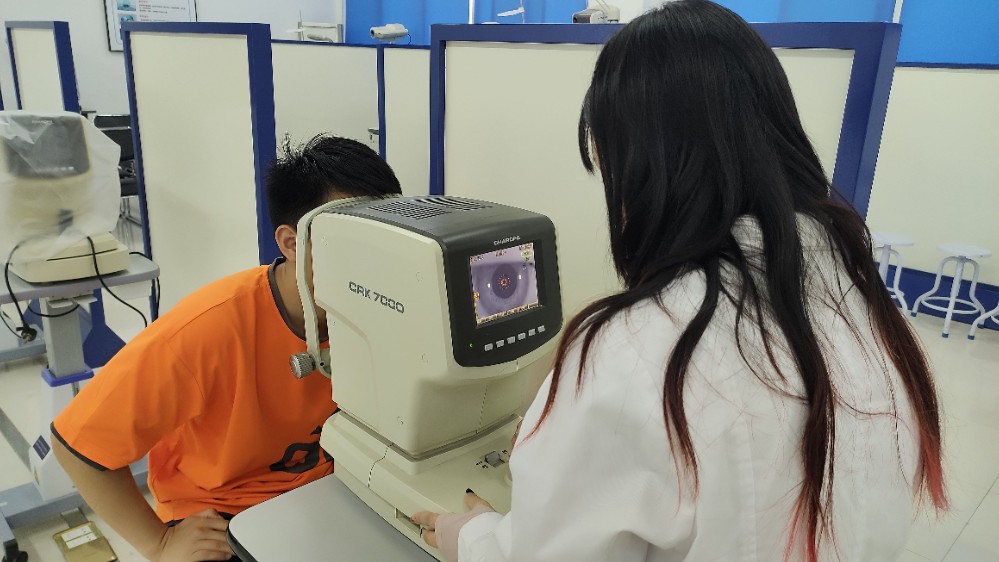 眼视光的同学用仪器检测眼睛度数情况.jpg
