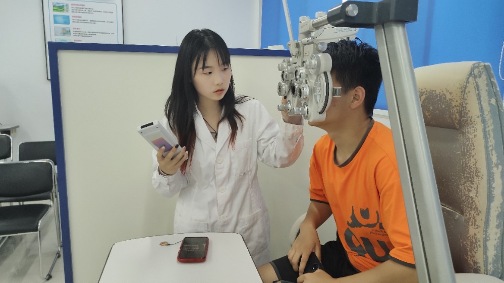 眼视光的同学用仪器检测眼睛度数.jpg